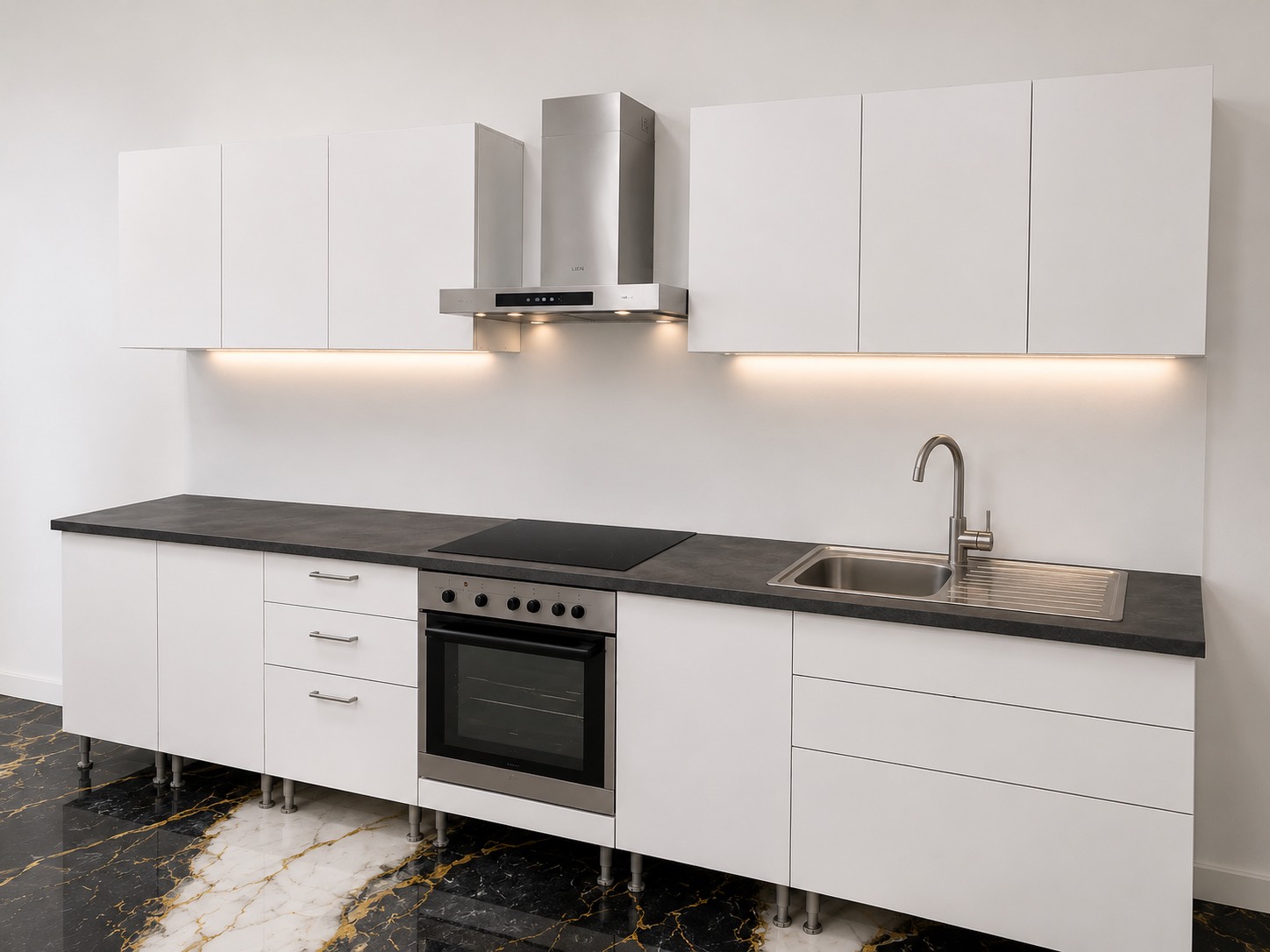 Modern Küche – Pure White Line: Weiß und geradlinig mit integrierter Beleuchtung.